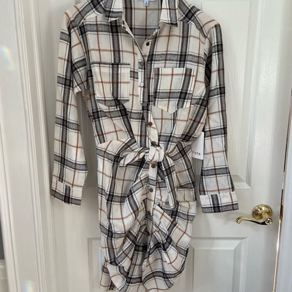 𝅺plaid dress with tie in front and snap closure - Picture 5 of 10